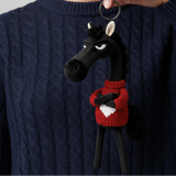 Merész ló - Fekete és piros szívvel kulcstartó